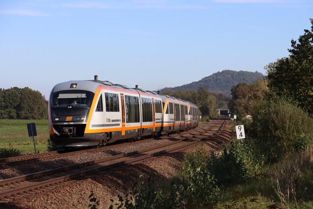 weiß-gelber moderner Zug auf Schienen fahrend