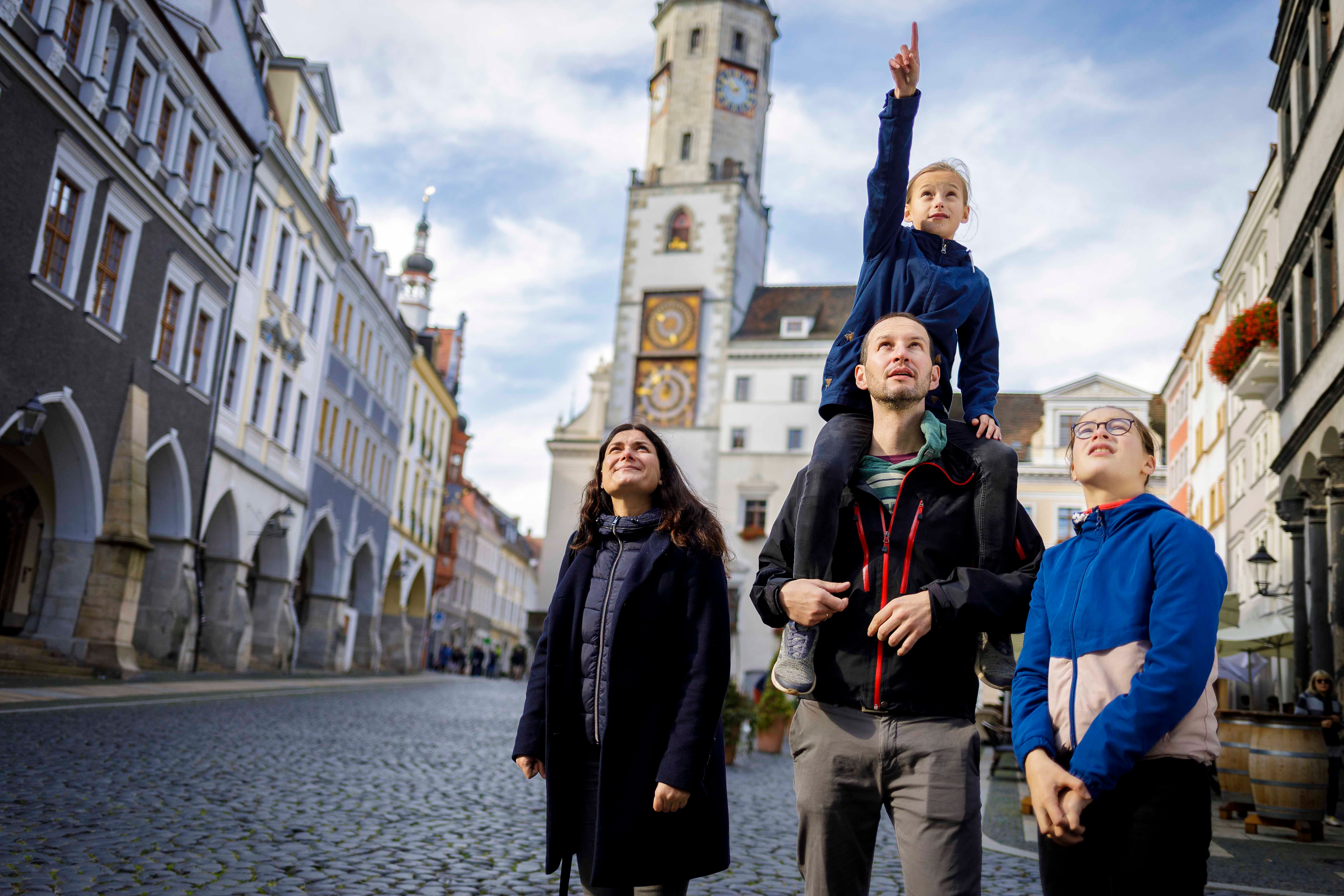 Familie mit Kindern in der Stadt vor Turm