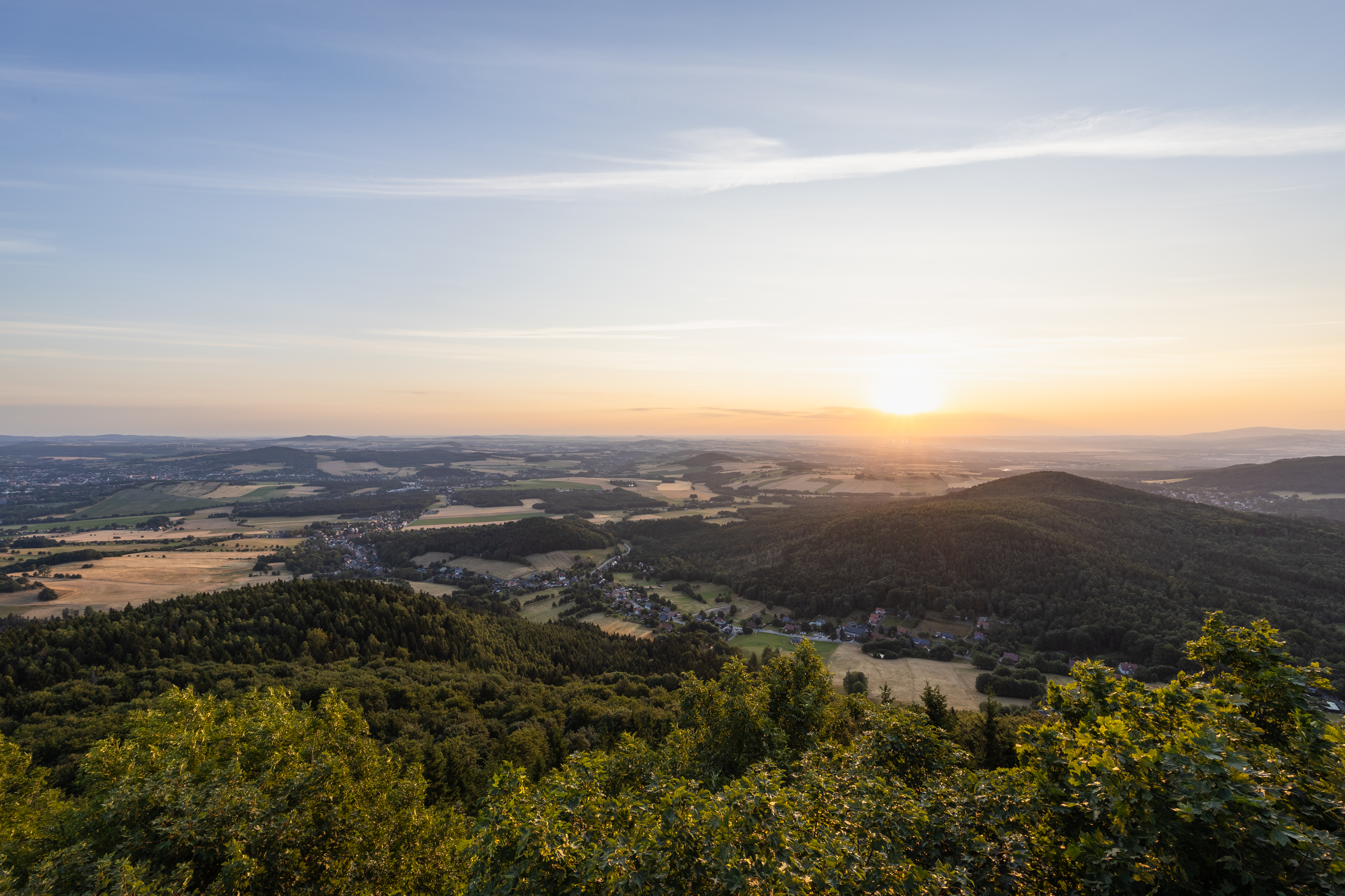 Sonnenuntergang vom Berggipfel aus