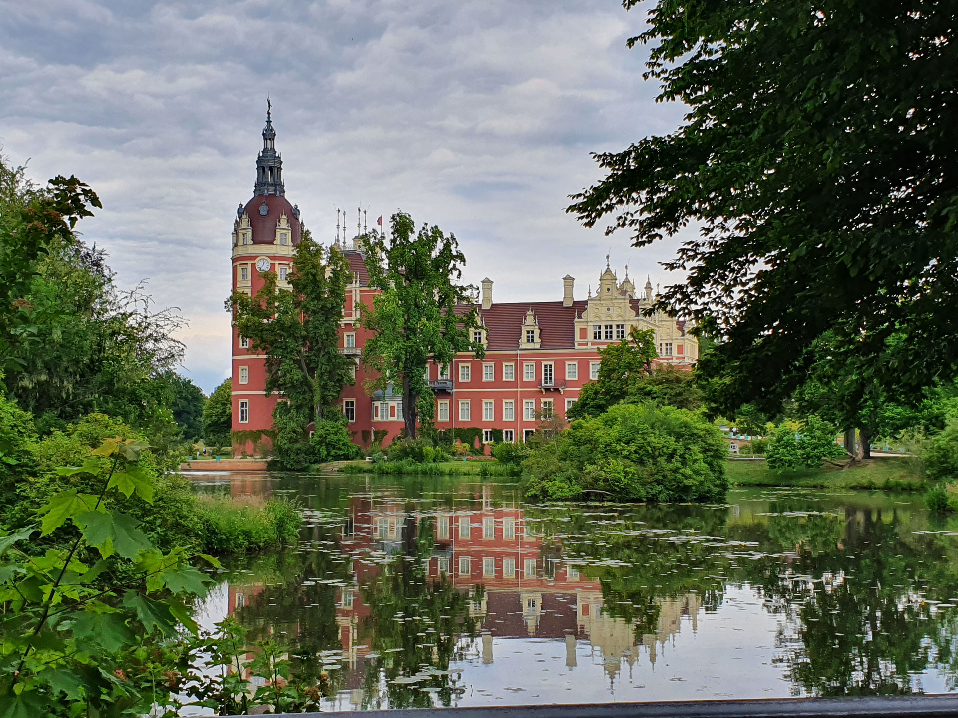 Rotes Schloss spiegelt sich im See