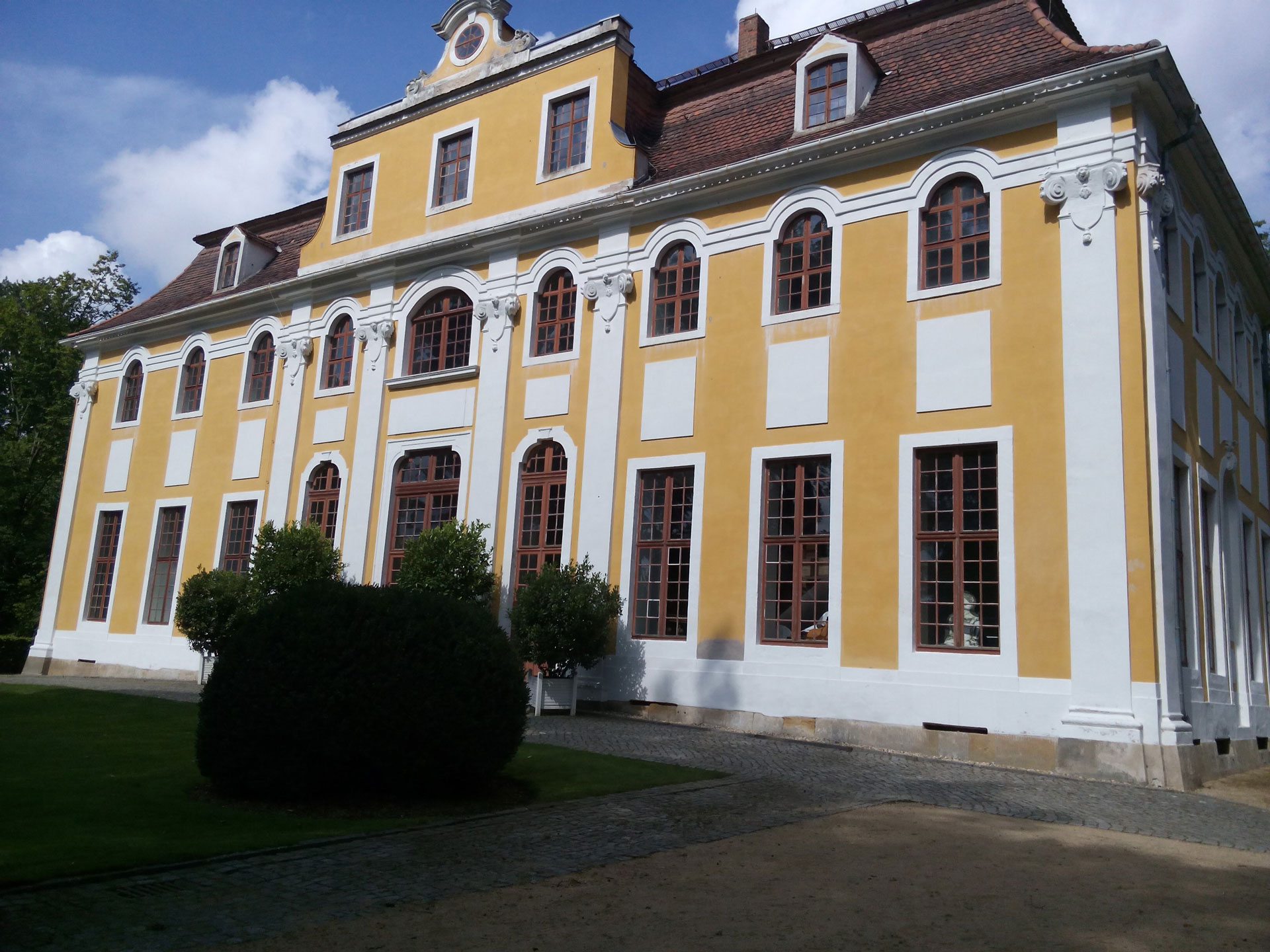Die hintere Hausfasade von Schloss Neschwitz.