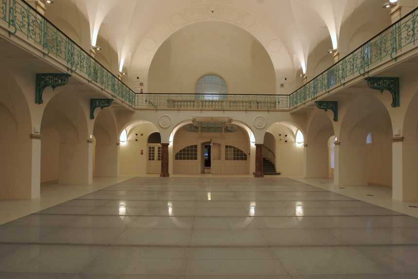 Eingangshalle mit hoher Decke und Säulen