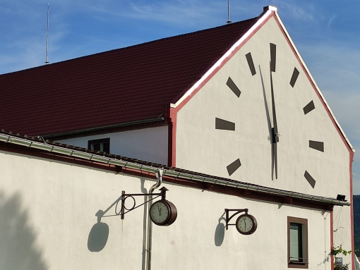 Hausfassade mit riesiger Uhr