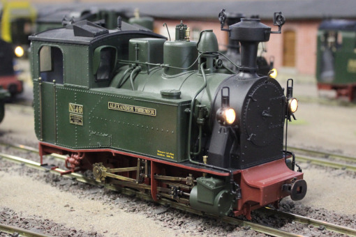 Mini-Lokomotive auf Gleisen