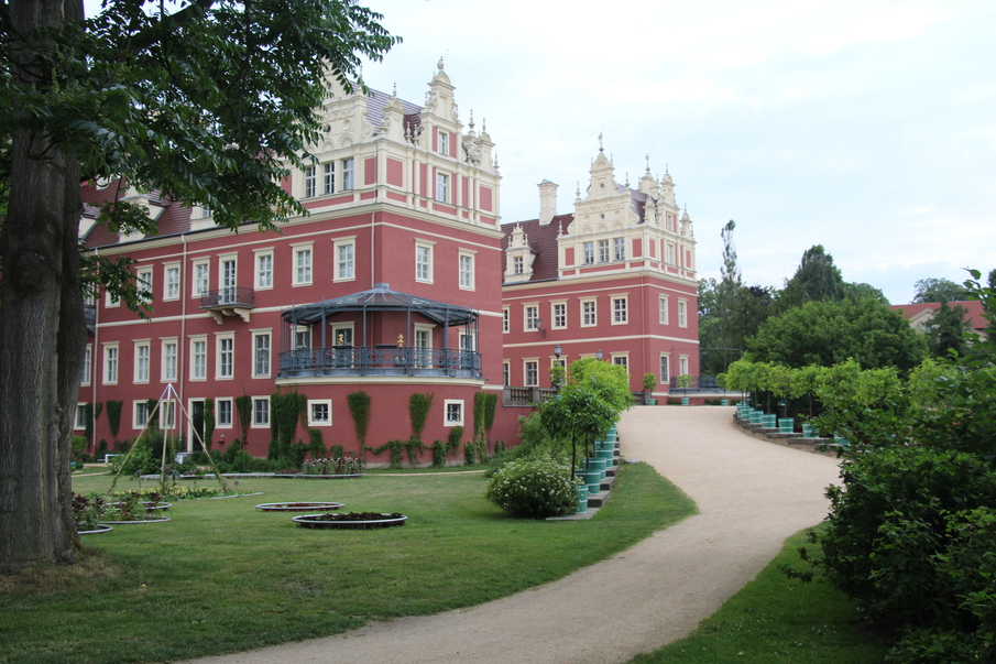 rotes Schloss mit Park und Auffahrt