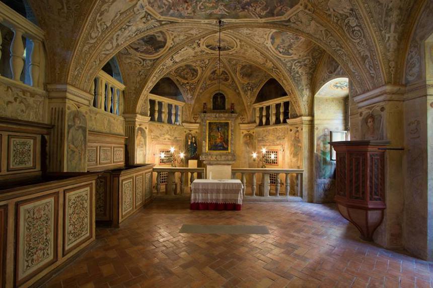 Altar einer Kirche mit Deckenmalereien