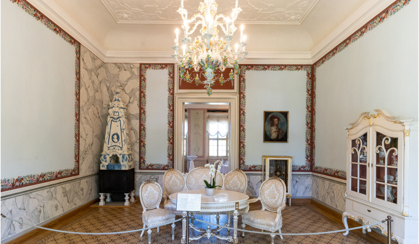 Alte Möbel und Kronleuchter im Klassizismus